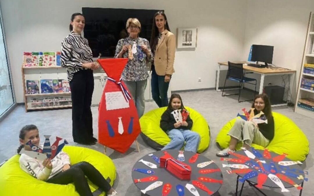 Posjet Gradskoj knjižnici i čitaonici Vinkovci povodom Svjetskog dana kravate